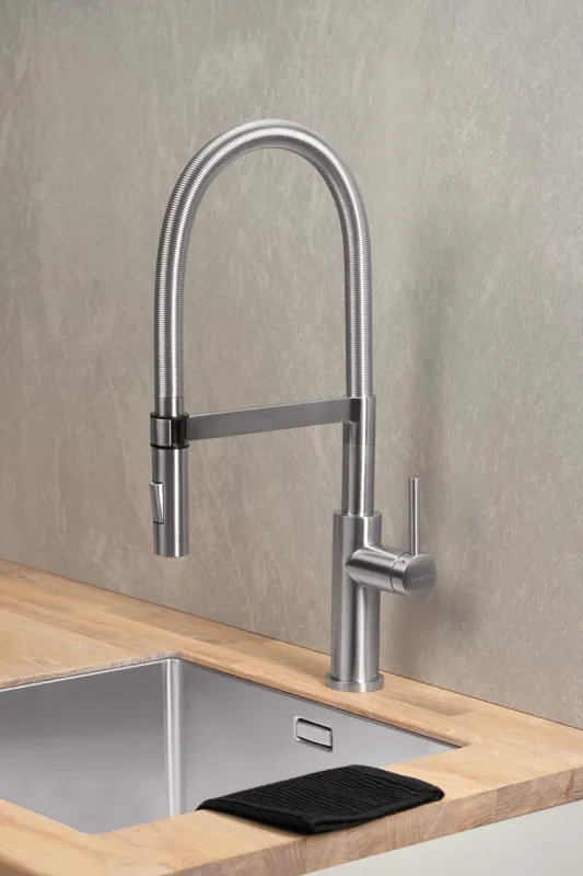 Met (uitrekbare) handdouche/spoeldouche