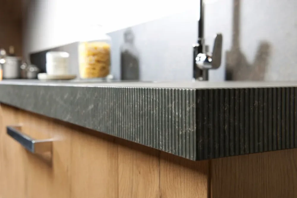 Machinaal gefrijnde randafwerking