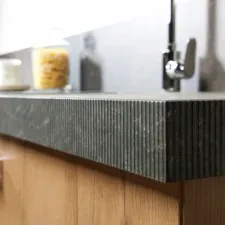 Machinaal gefrijnde randafwerking