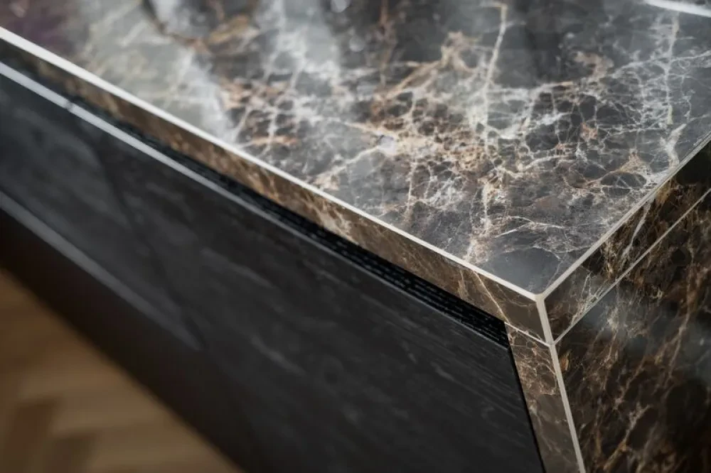 Verlijmde randafwerking in facet