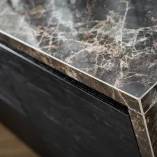 Verlijmde randafwerking in facet