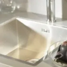  Onderbouw keramische spoelbak in keramisch werkblad (Bron: Kemie) 